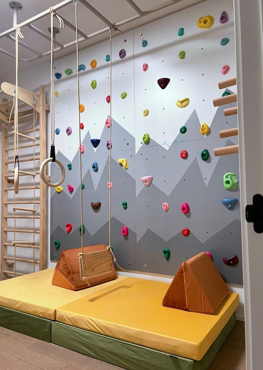 Suspension aux anneaux du parcours ninja