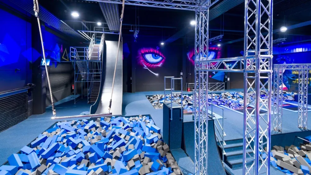Enchaînement de sauts sur la zone trampolines